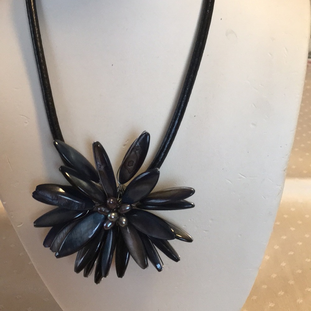 Genuine blue pearl necklace with leather holder